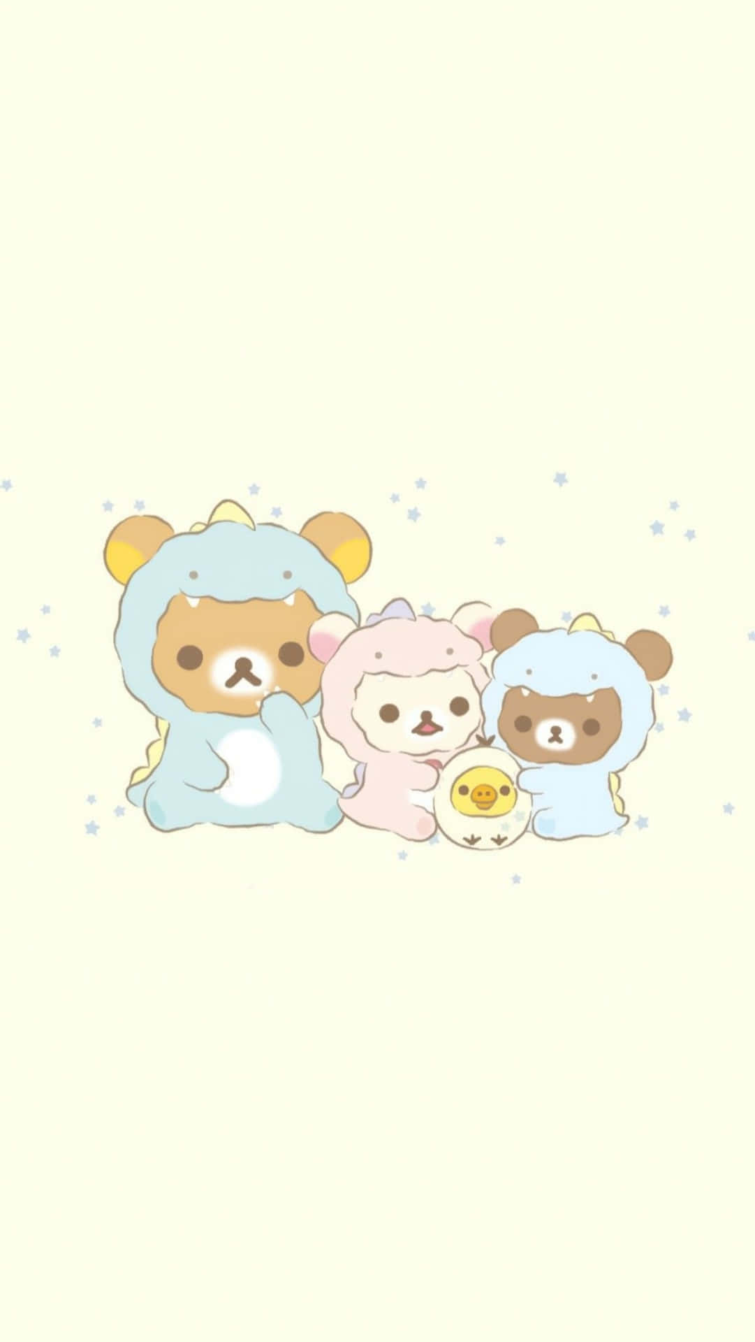 三個穿著服裝的Rilakkuma角色在奶油色背景上擁抱一隻小雞，背景有星星