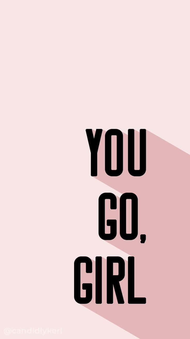 用可愛運動裝，讓你的健身更精彩！ 壁紙 — 粗體黑色文字寫著「YOU GO, GIRL」，在柔和粉紅色漸變背景上帶有長陰影。