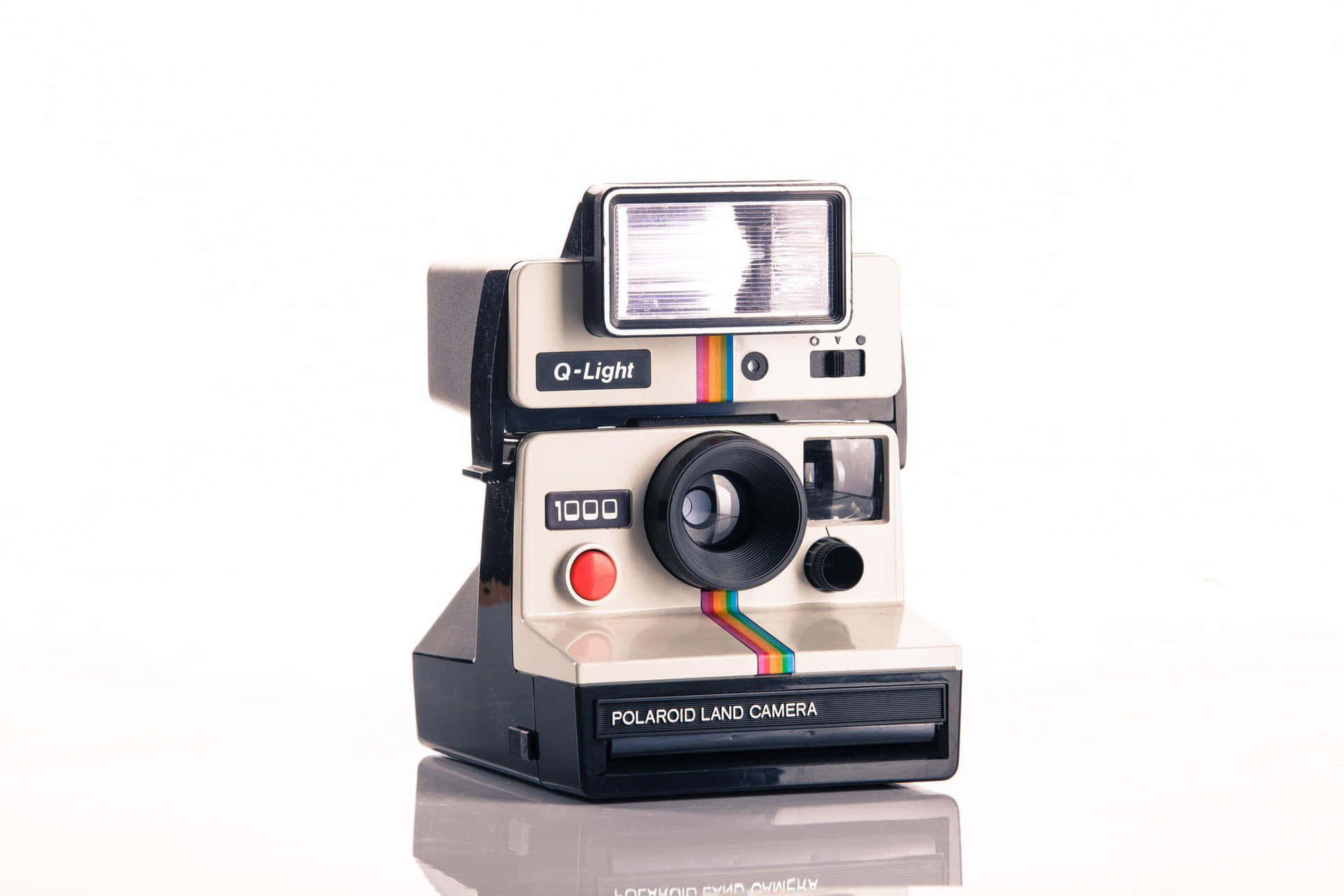復古Polaroid Land Camera 1000相機連Q-Light閃光燈，置於反光白色背景上。