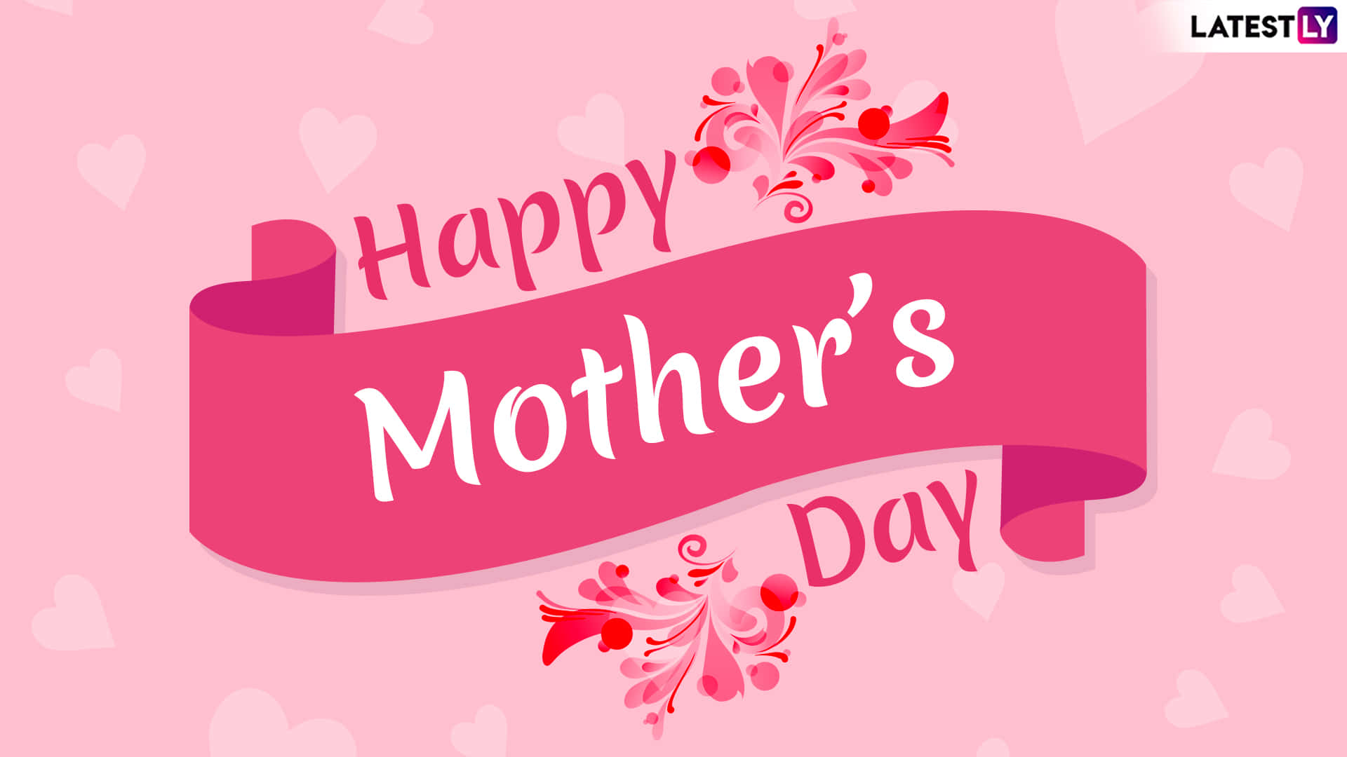 用愛慶祝母親節！ 壁紙 — 一個歡樂的粉紅色絲帶橫幅，上面有「Happy Mother's Day」文字和花卉漩渦，背景是柔和的粉紅色，帶有微妙的心形圖案。