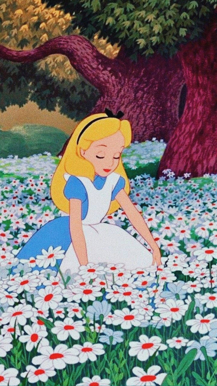 愛麗絲夢遊仙境坐在樹下的雛菊叢中。