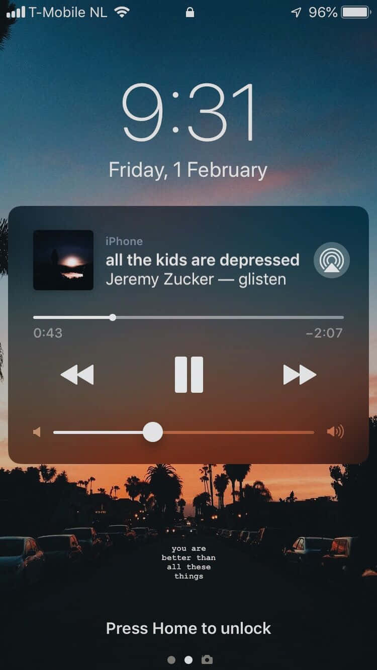 手機鎖定畫面，有日落棕櫚樹和顯示Jeremy Zucker歌曲的音樂播放器