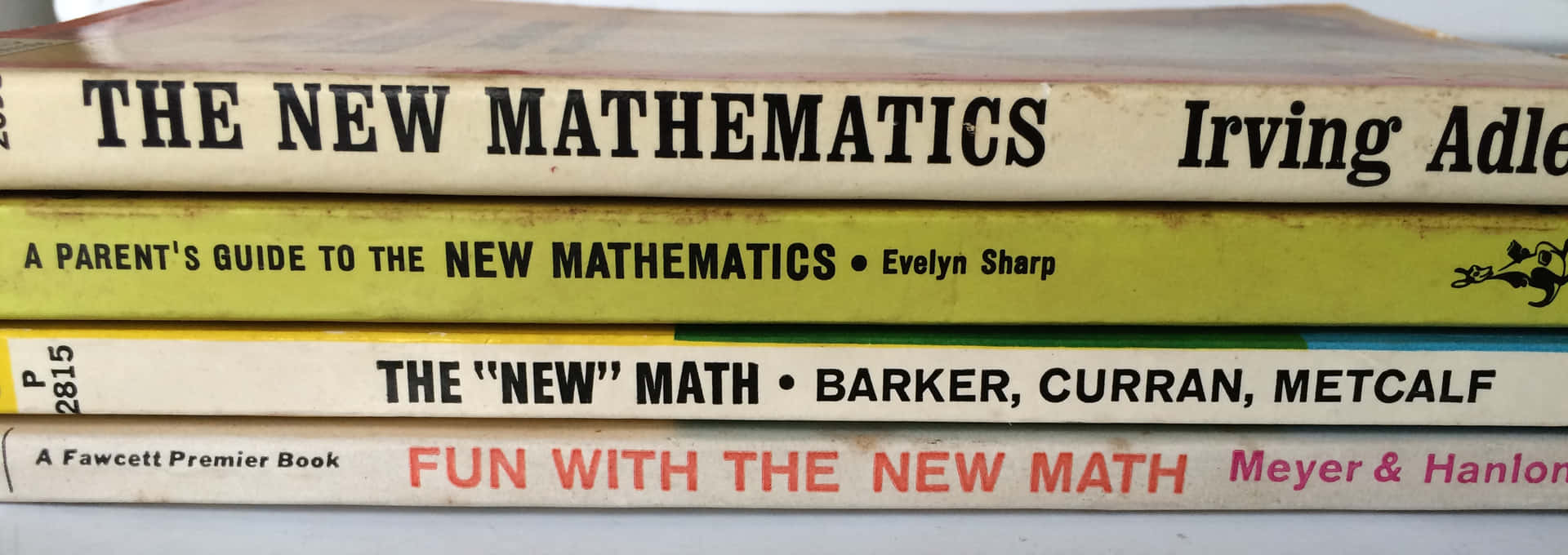 一堆可見標題和作者的舊New Math教育書籍。