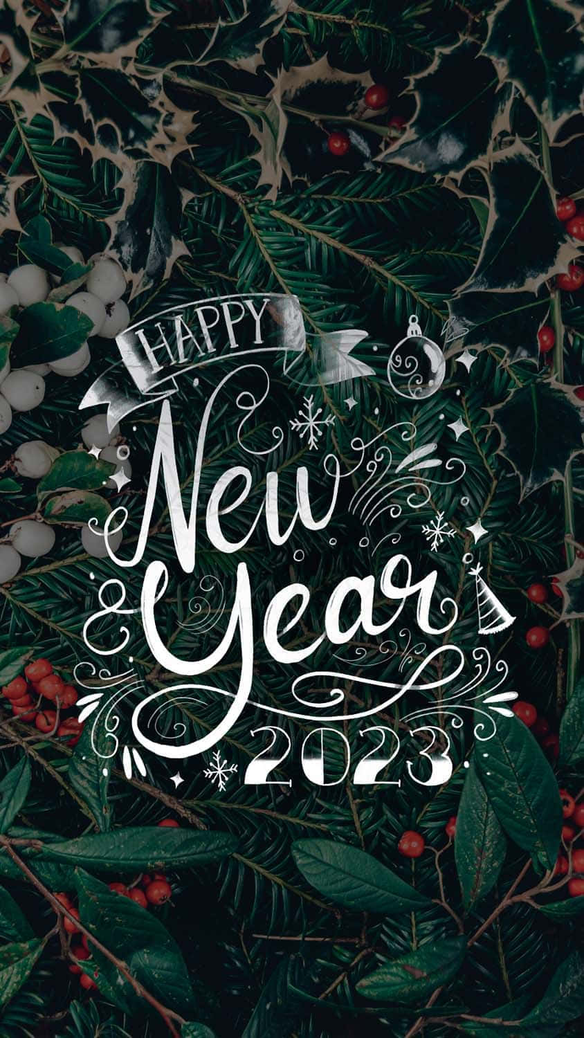 冬青葉和漿果上的 Happy New Year 2023 節日設計