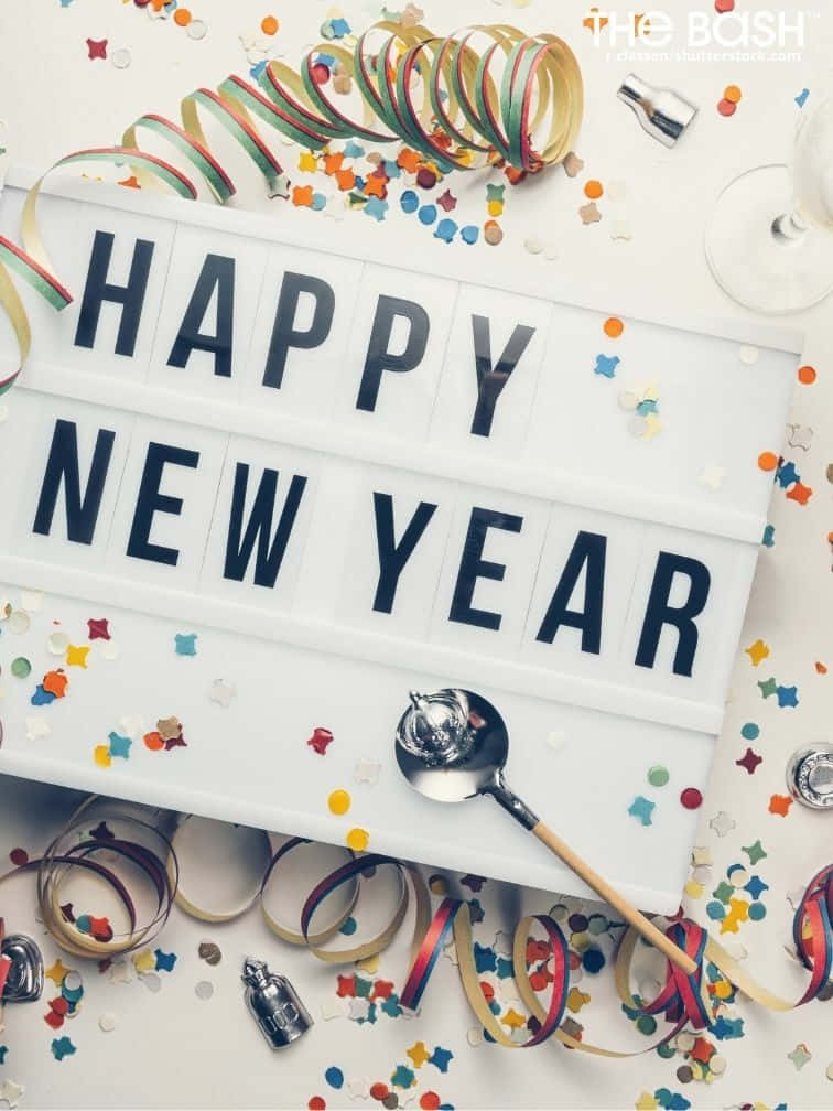 附有紙屑和香檳瓶的Happy New Year標誌，用於慶祝。