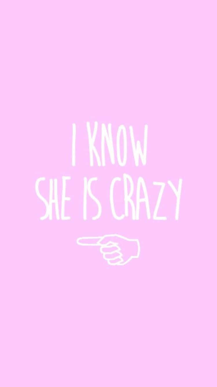 粉紅色背景，白色文字「I KNOW SHE IS CRAZY」和一隻手指指著的手。