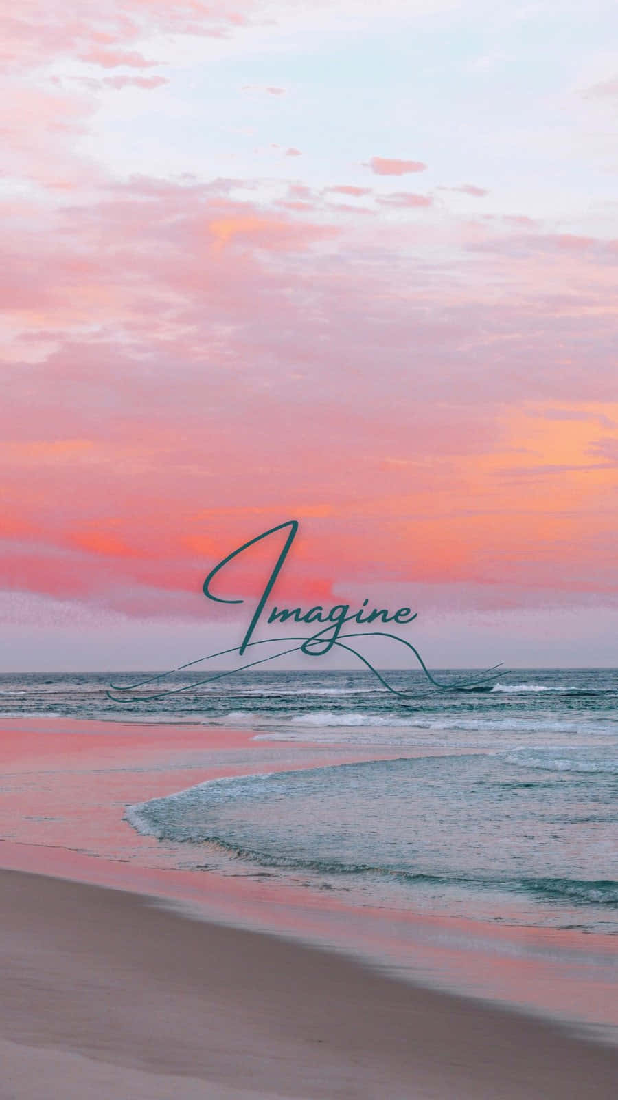 海洋上粉紅和橙色的日落，沙灘上寫著「Imagine」文字