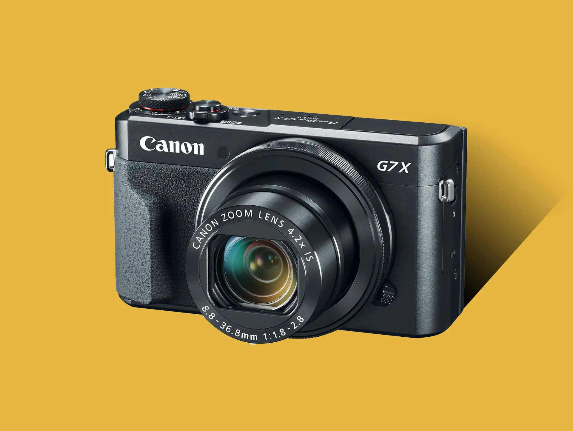 黑色Canon G7X輕便相機在黃色背景上