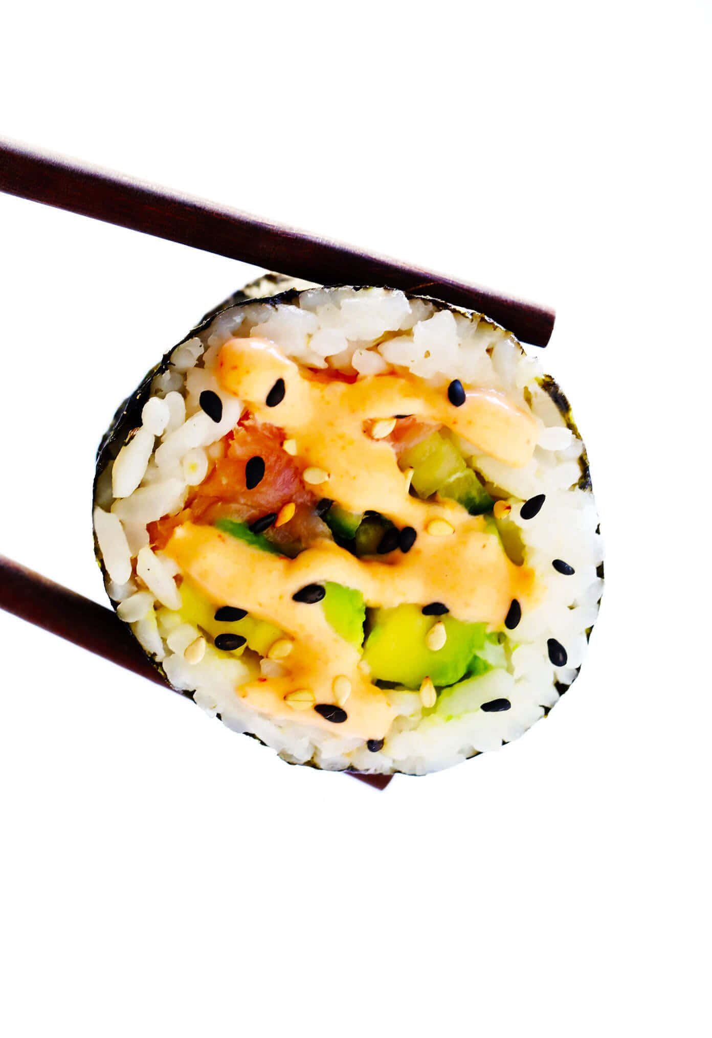 Sushi 桌布 壁紙 — 用筷子夾住壽司卷的特寫，上面有奶油醬和黑芝麻。