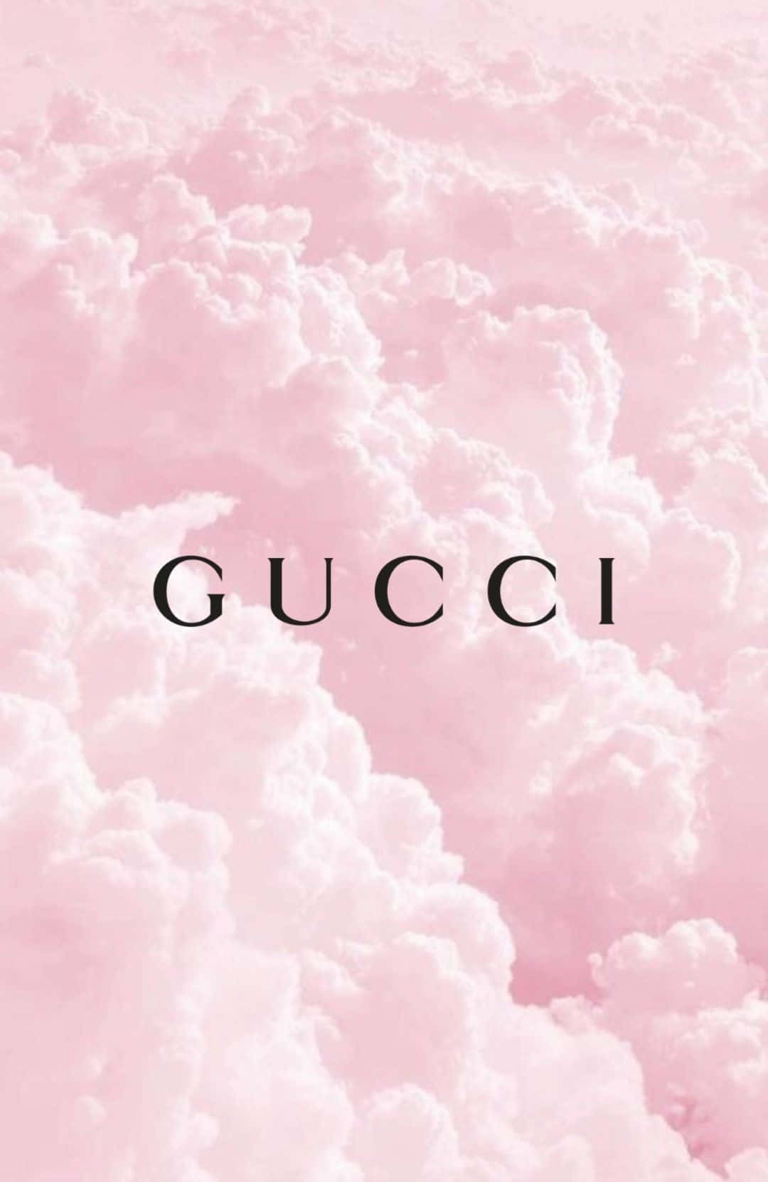 中央帶有黑色Gucci標誌的粉紅蓬鬆雲朵。