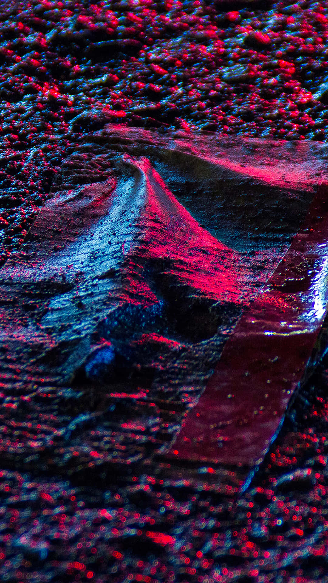 光澤布料，紅色和藍色霓虹燈光在其紋理表面上反射。