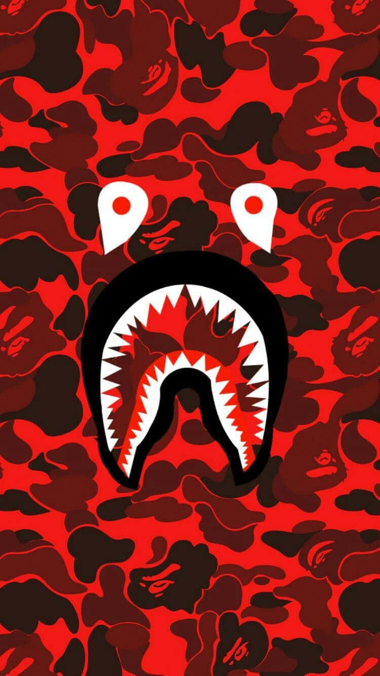 用經典 Bape 迷彩圖騰訂製你的 iPhone 6 壁紙 — 大膽的紅黑迷彩圖案，帶有風格化的鯊魚嘴，尖牙和白色眼睛。