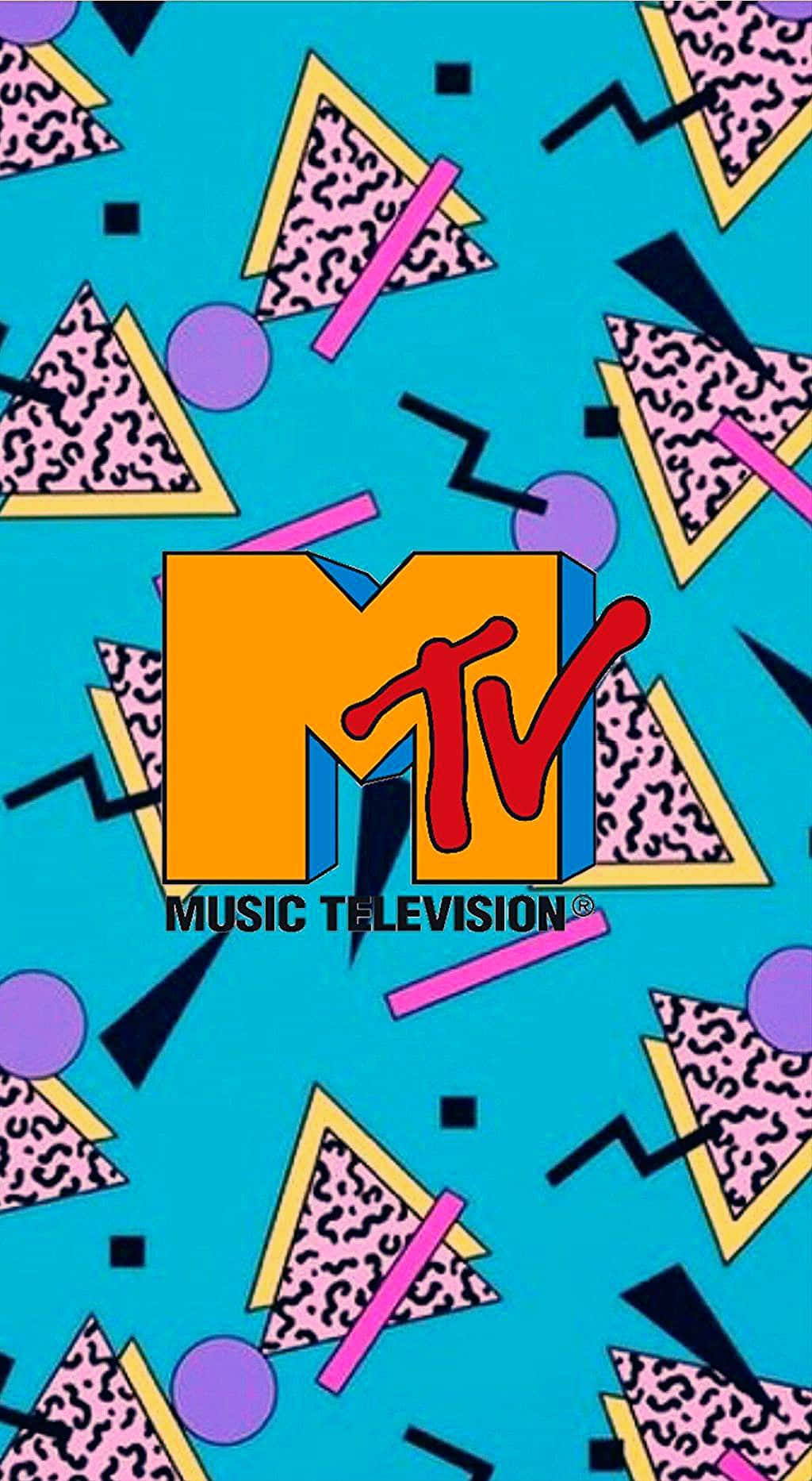 用經典80年代iPhone，重溫那個年代的懷舊風情 壁紙 — 充滿活力的1980年代MTV標誌，居中於藍綠色背景上，帶有粉紅色豹紋三角形和霓虹幾何形狀。
