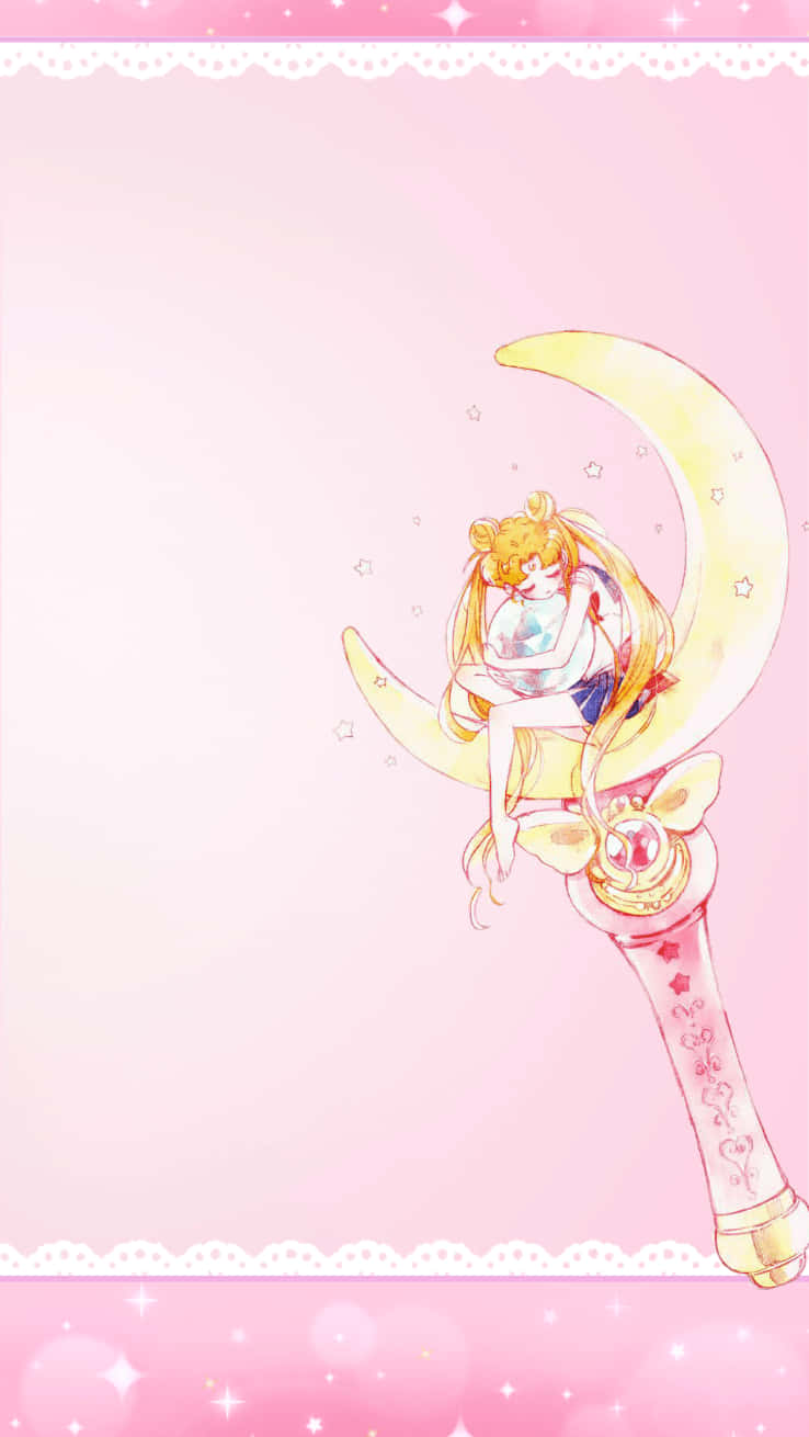 金發動漫女孩坐在魔法棒上的新月上，背景是粉紅色。