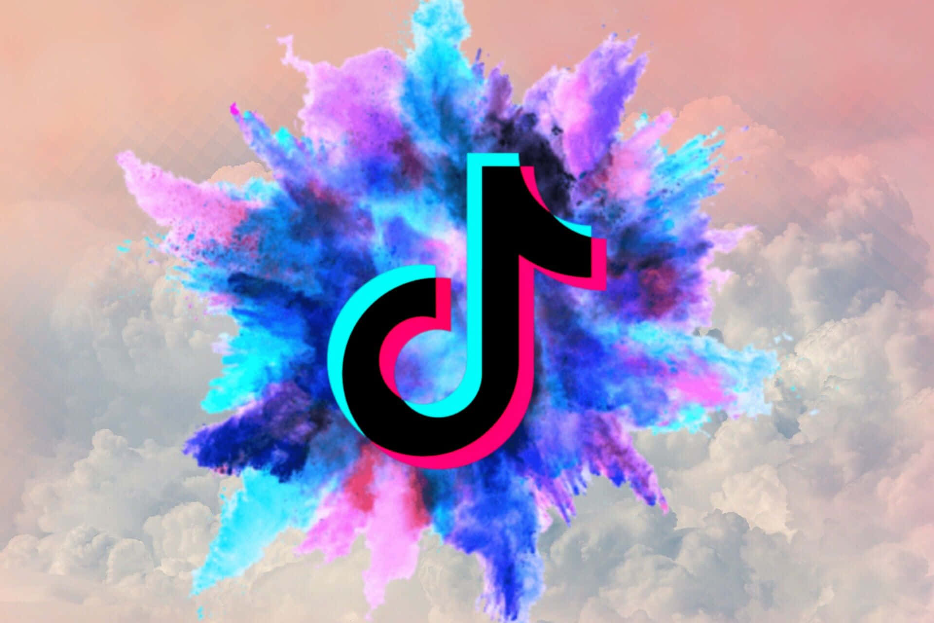 用舞蹈走向成功！ 壁紙 — TikTok 標誌從充滿活力的藍色和粉紅色粉末爆炸中浮現，背景是柔和的粉彩天空和蓬鬆的雲朵。