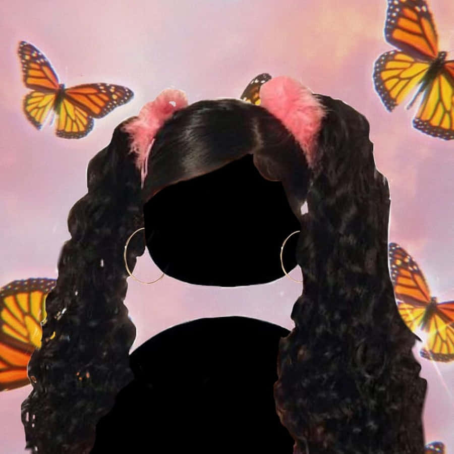 用這張壞女孩頭像提升你的Instagram魅力！ 壁紙 — 一個擁有黑色捲曲頭髮和粉紅色蓬鬆頭帶的人的剪影，在柔和的粉紅色天空下被帝王蝶包圍。