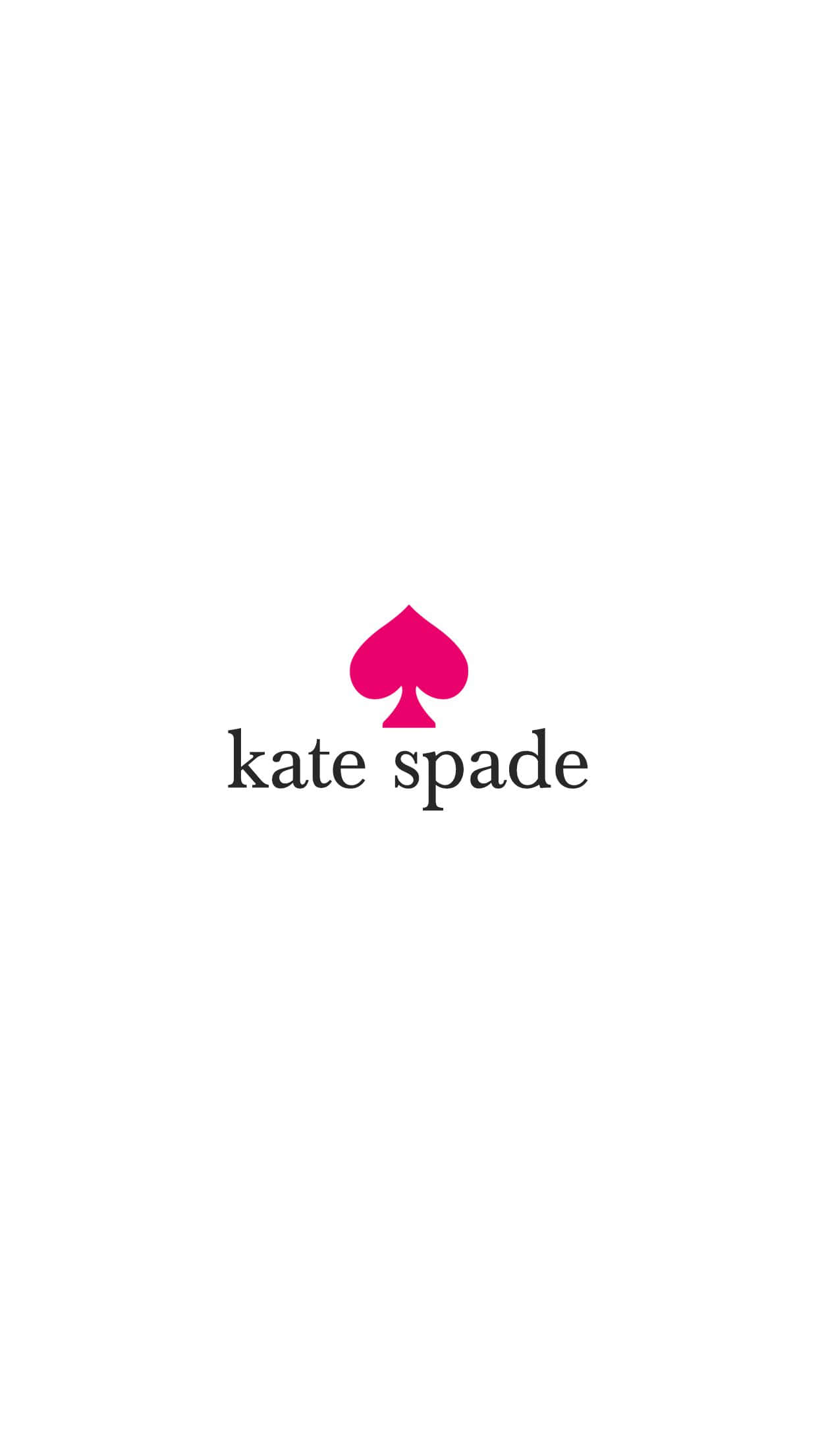 用這張歡樂的Kate Spade壁紙為週末開場 壁紙 — 簡約白色背景上，黑色文字 kate spade 上方有一個鮮豔的粉紅色黑桃標誌。