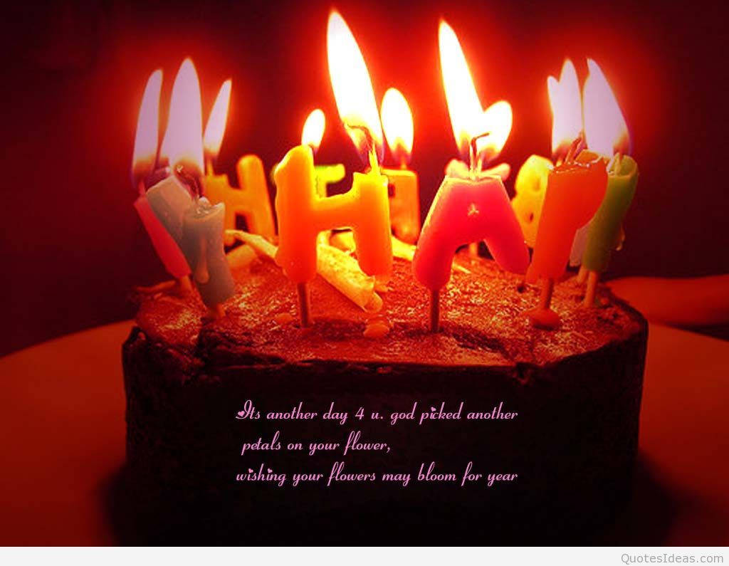 朱古力生日蛋糕，上面有燃點嘅蠟燭拼出 happy 同一個慶祝訊息。