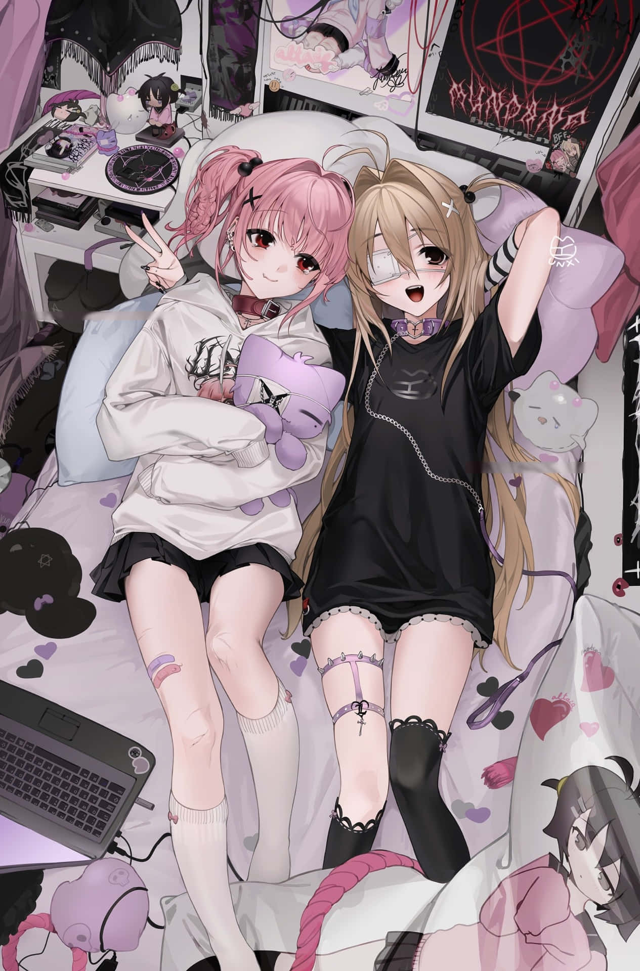 兩個動漫女孩喺一個亂糟糟嘅紫色房間床上放鬆，有遊戲裝備。