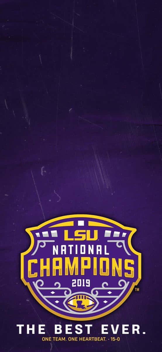 LSU National Champions 2019標誌連標語，置於紫色紋理背景上。