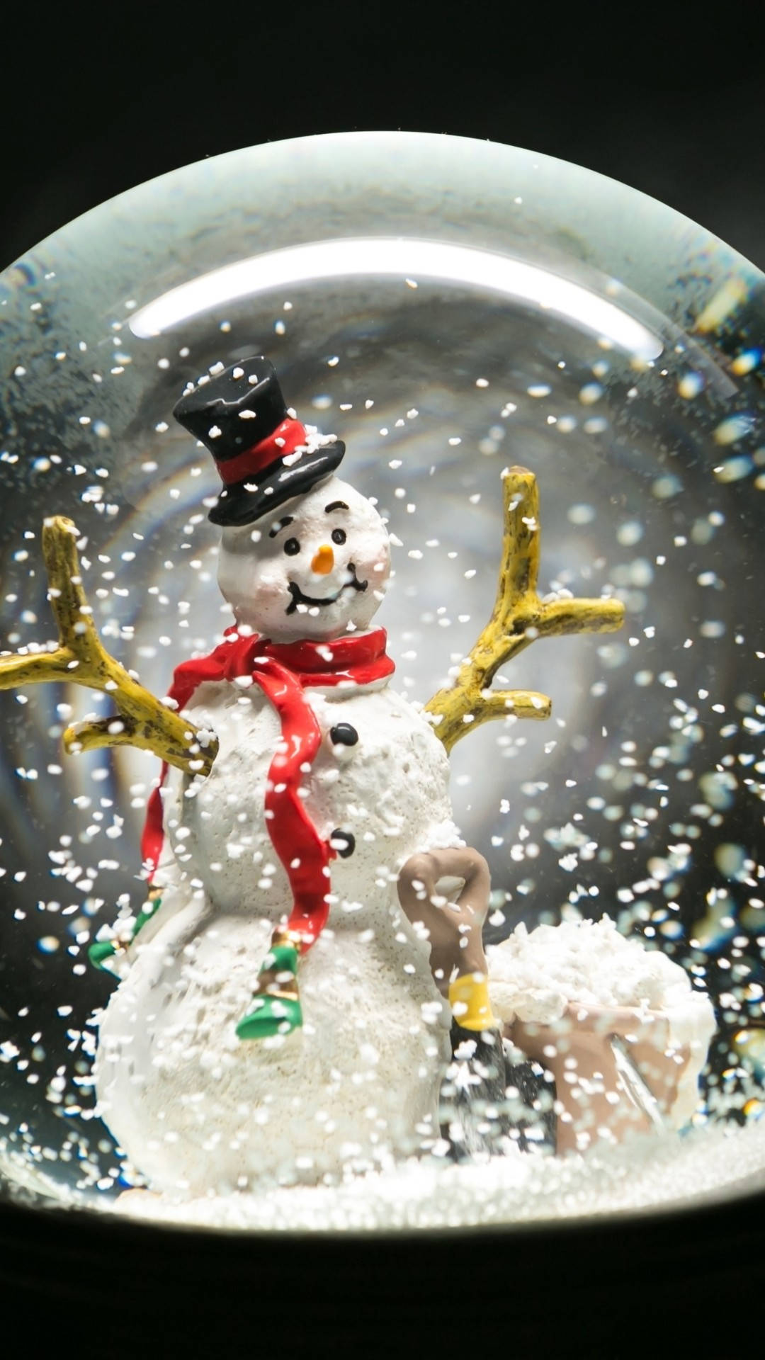 雪花球中的雪人公仔，有飄落的雪花。