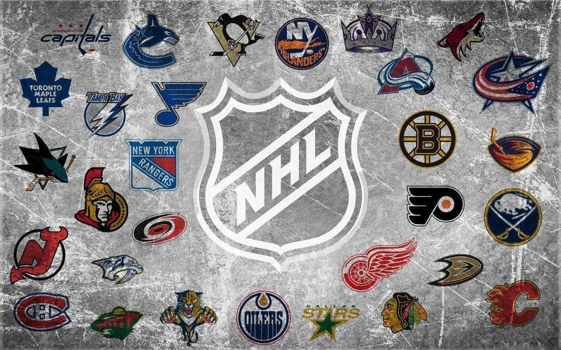 在磨損的灰色表面上，圍繞中央 NHL 盾牌的 NHL 球隊標誌集合。