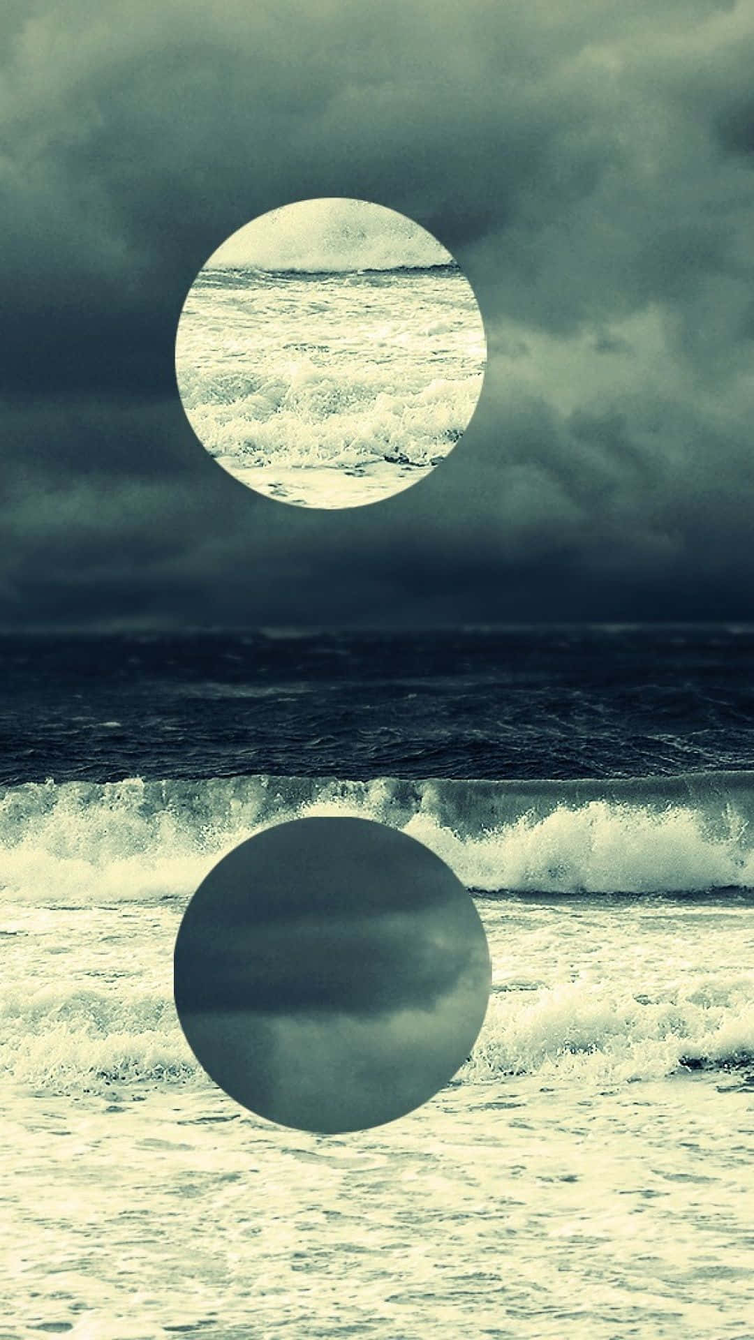 海浪中的兩個圓形框架在暴風雨雲下顯示對比的天空和海洋場景。