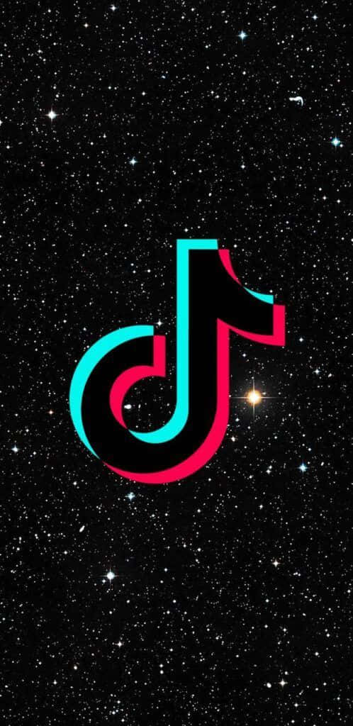 TikTok 標誌漂浮在滿天星斗的夜空中。