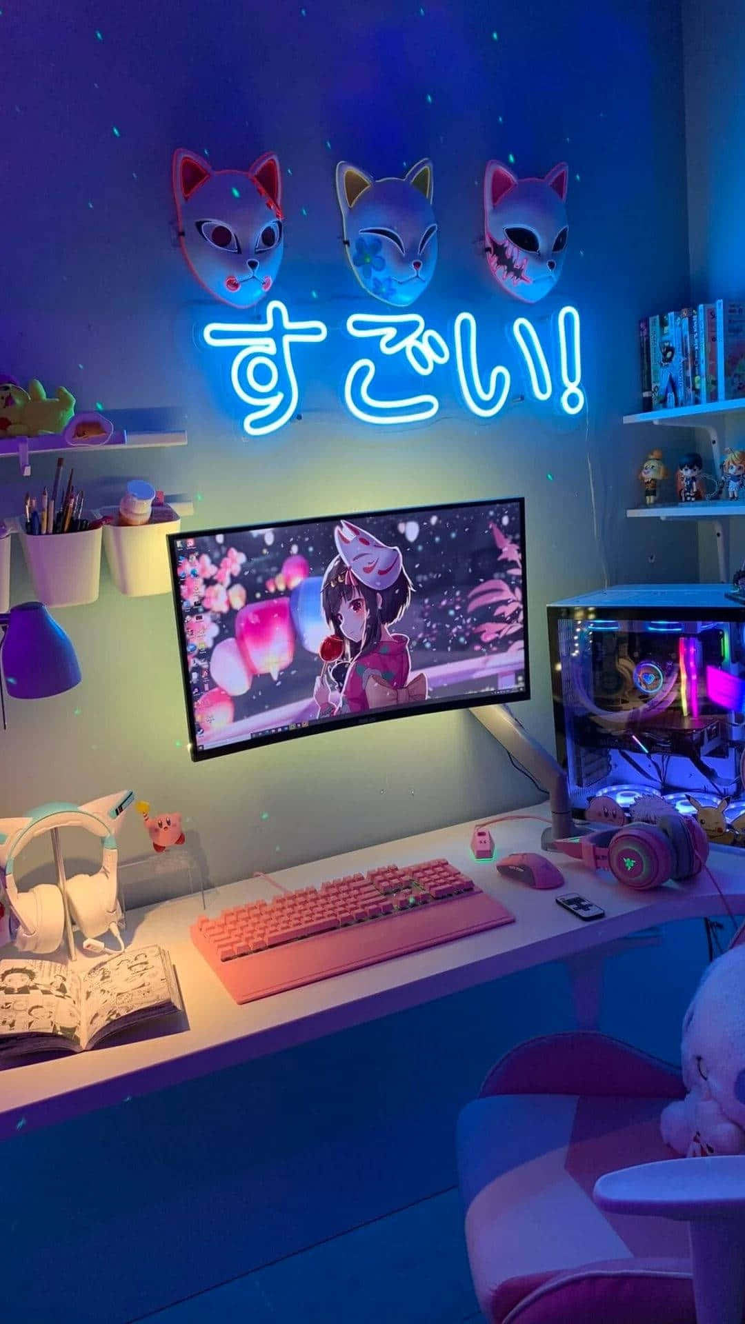 用這款溫馨可愛的動漫臥室設計，營造溫暖親切的氛圍 壁紙 — 一張充滿活力的藍色燈光電競桌，配有動漫裝飾霓虹燈牌、貓面具和發光的電腦設置。