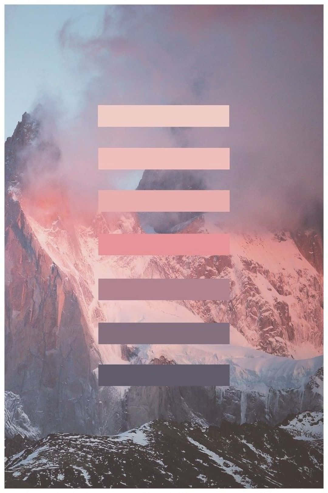 用這款精緻粉紅背景，打造你夢想中的Tumblr美學 壁紙 — 日出時分，白雪覆蓋的山峰頂部，帶有垂直的粉紅色和紫色漸變條疊加在霧氣瀰漫的天空和岩石表面上。