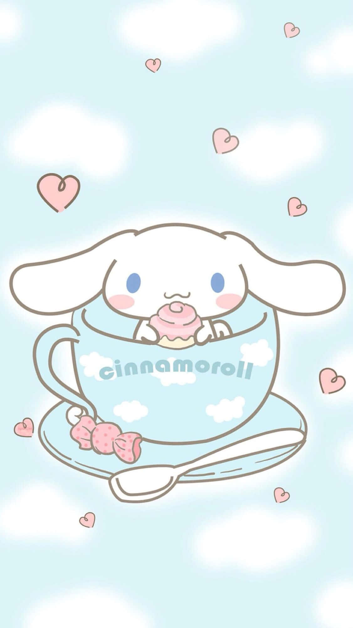 用這款肉桂捲手機，釋放你內心的可愛一面 壁紙 — Cinnamoroll 可愛地坐在一個粉藍色茶杯裡，拿著一個粉紅色杯子蛋糕，背景是天空、 fluffy 雲朵和漂浮的心形。
