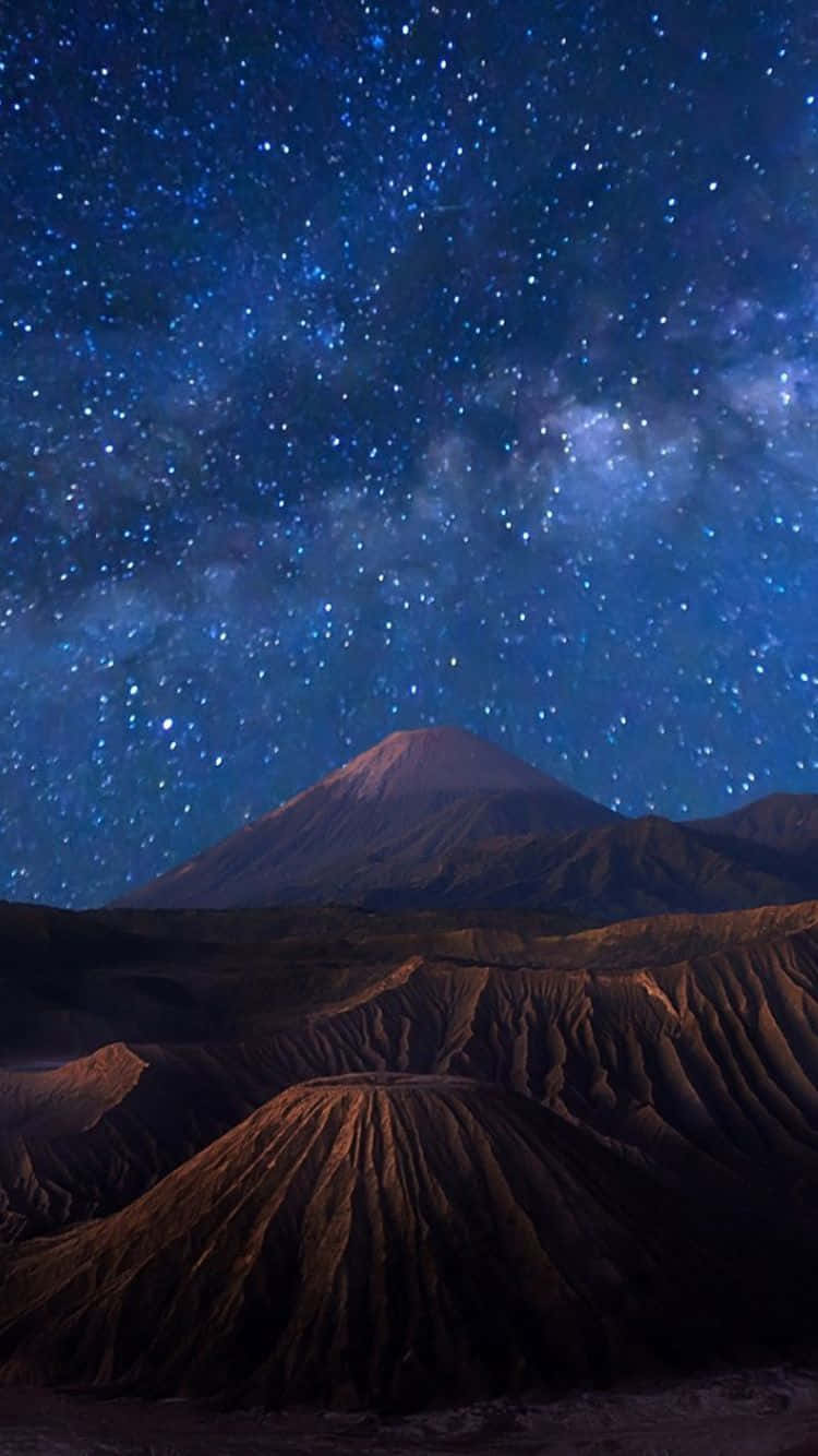在星空夜空下的一座山，銀河可見。