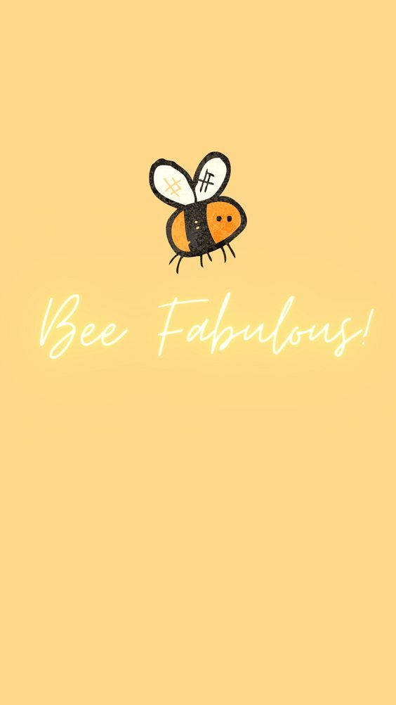 一隻快樂的卡通蜜蜂，帶有主題標籤翅膀，在黃色背景上飛過「Bee Fabulous」文字。