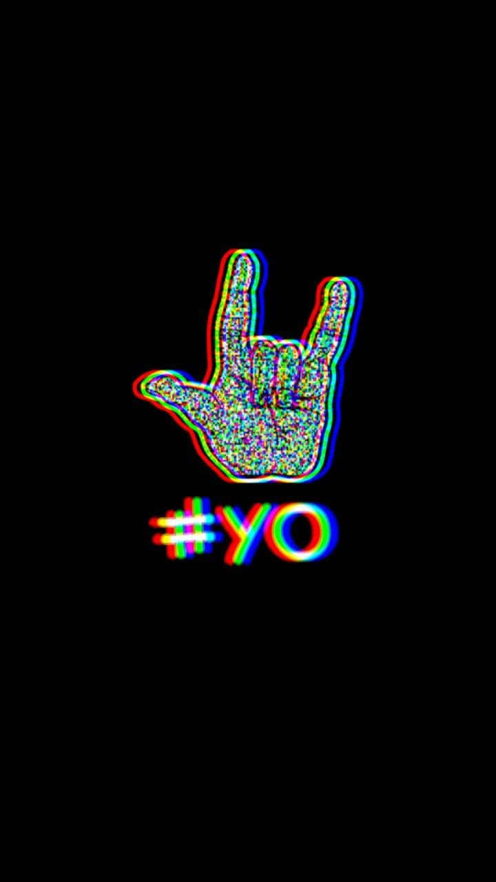 在黑色背景上發光的搖滾手勢，帶有「#YO」文字。