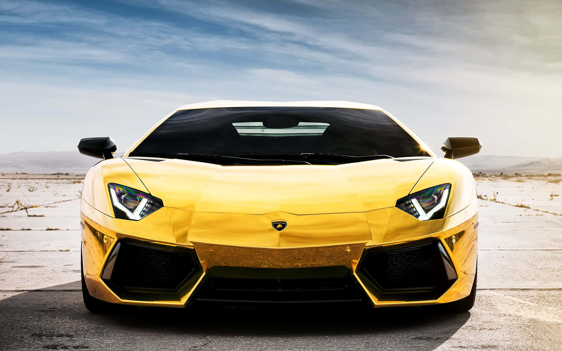 金色林寶堅尼 Aventador 在日落時停泊在沙漠道路上。