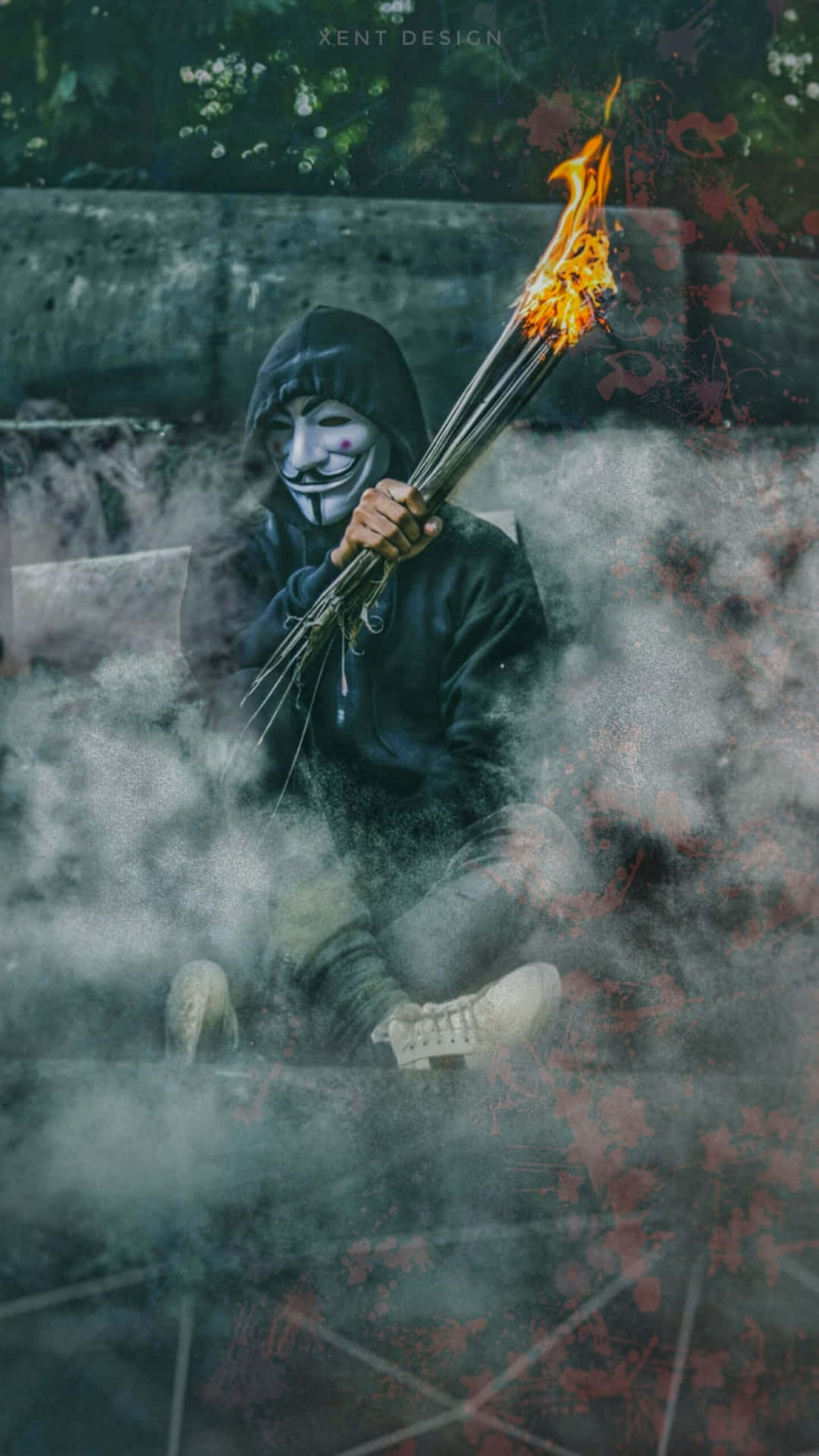 身穿連帽衫和戴面具的人物，在煙霧瀰漫、有紅色飛濺的城市場景中舉著燃燒的火把。