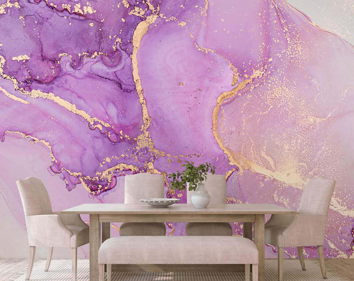 Purple Marble 桌布 壁紙 — 用餐區的特色是木桌和米色椅子後面有令人驚嘆的紫色和金色大理石紋理壁紙，帶有流動圖案。