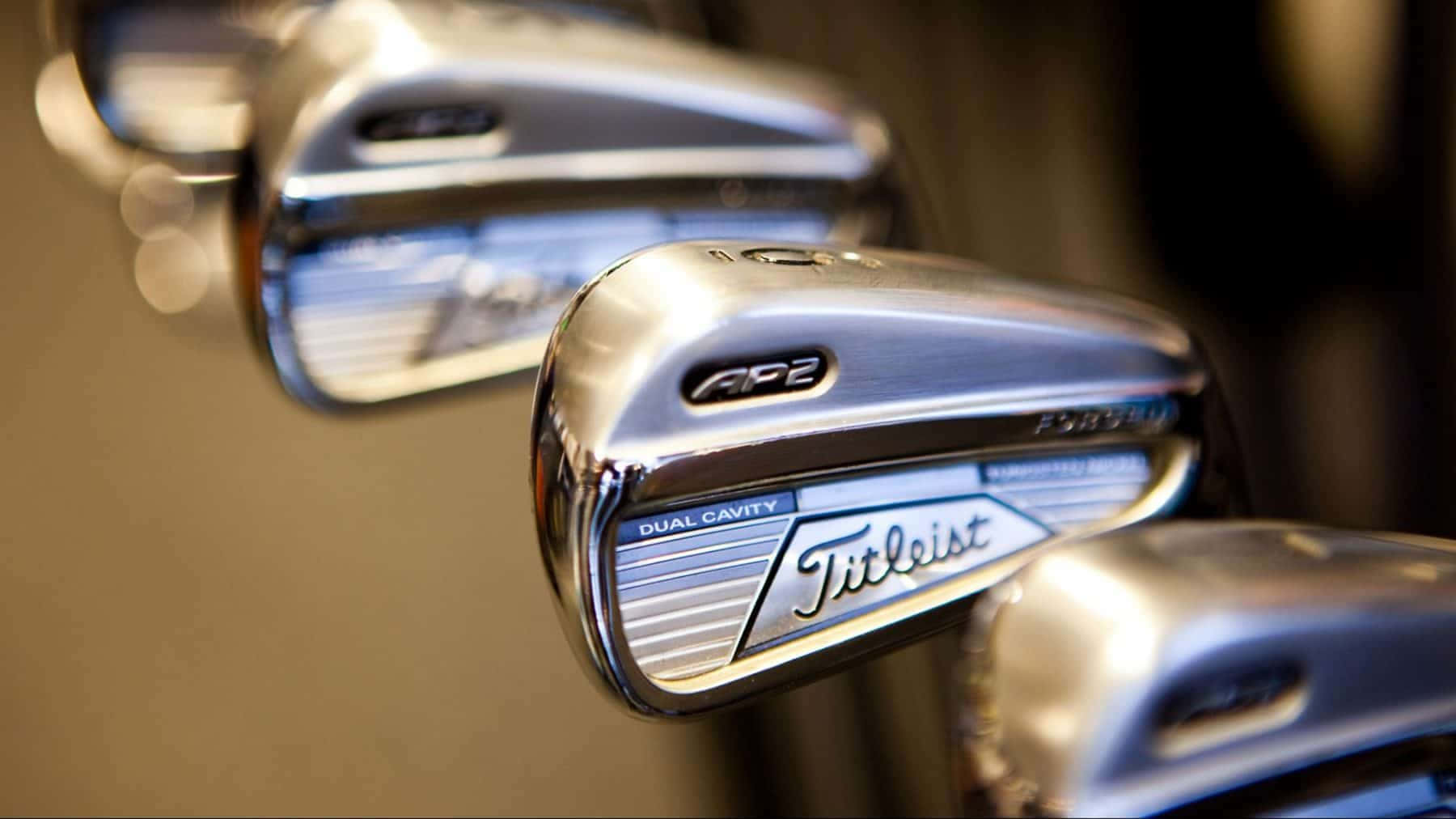 閃亮鍍鉻高爾夫球桿頭，Titleist品牌標誌清晰對焦。