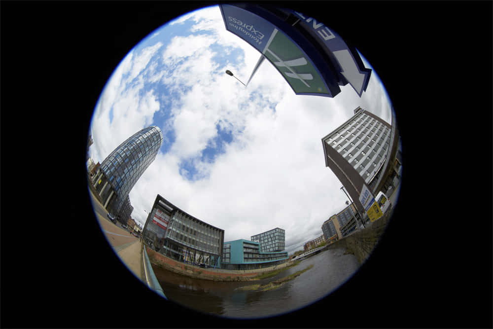 城市建築和天空倒映在水中的魚眼視角。