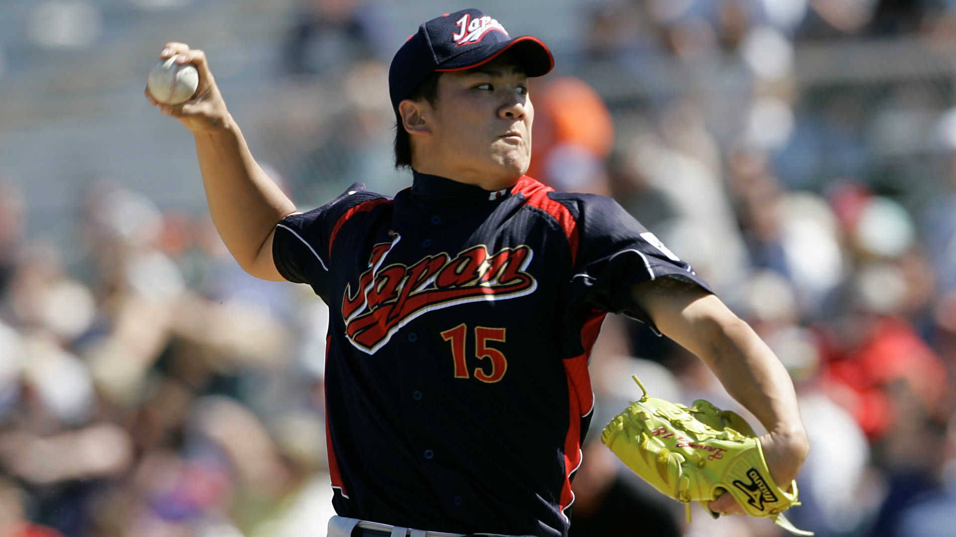 田中將大 日本國家隊 壁紙 — 一位身穿海軍藍球衣、帶有紅色點綴和15號的日本棒球投手，在日間比賽中準備投球。