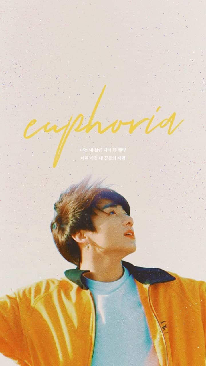 田柾國《Euphoria》美學 壁紙 — 一位身穿亮黃色外套的年輕男子，在柔和粉彩的天空背景下向上凝望，天空中以流暢的黃色字體寫著「euphoria」一詞。