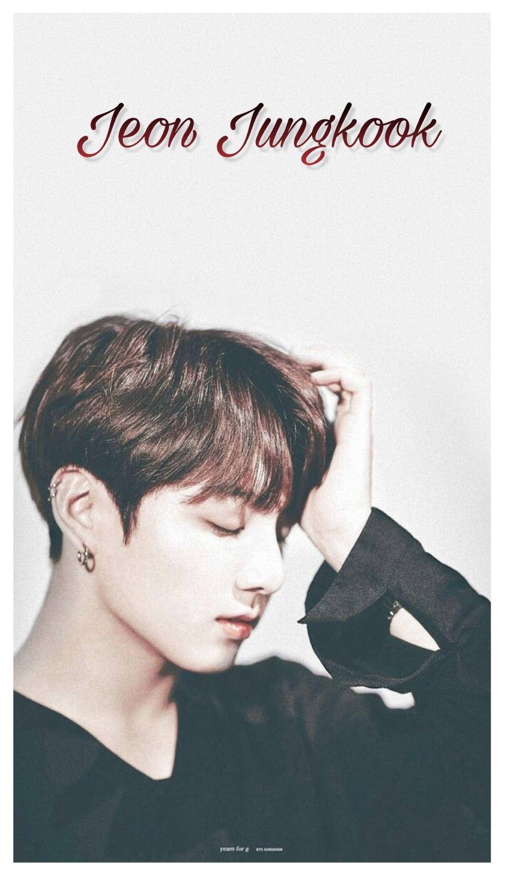 田柾國側臉美學 壁紙 — Jeon Jungkook 的閉眼特寫肖像，手輕觸頭髮，身穿黑色衣服和耳環，背景簡潔。