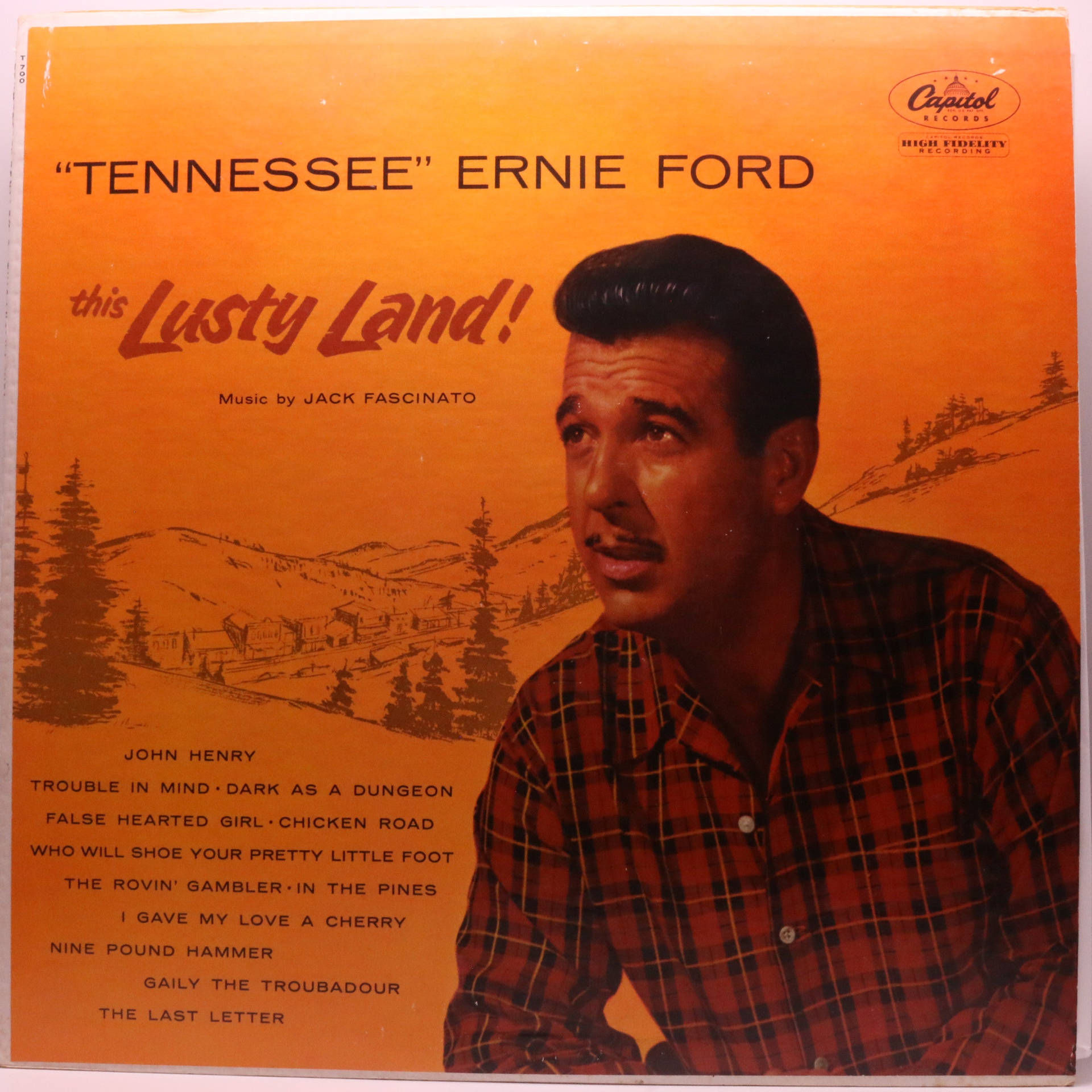 Tennessee Ernie Ford 在復古 Capitol Records 唱片封面上，帶有山脈插圖。