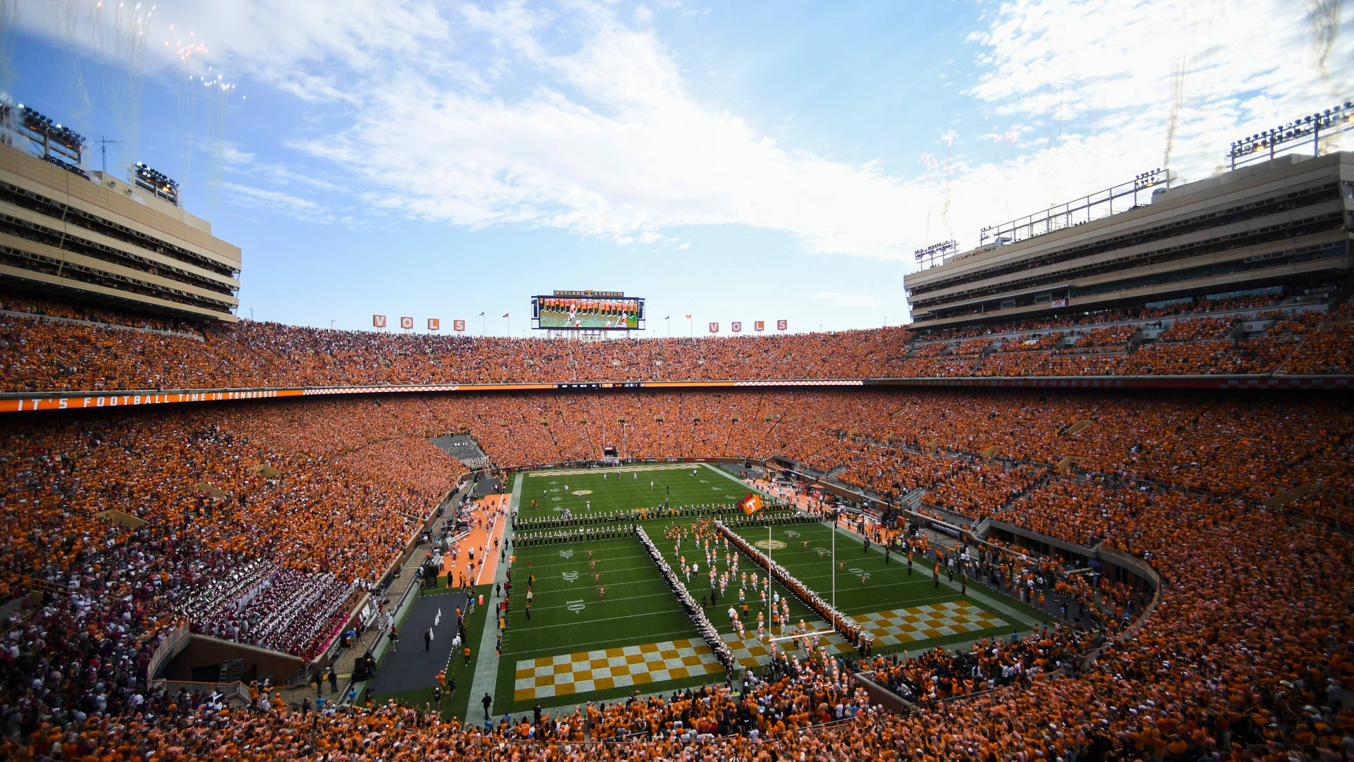 大型體育場在日間足球比賽期間擠滿身穿橙色衣服的球迷。