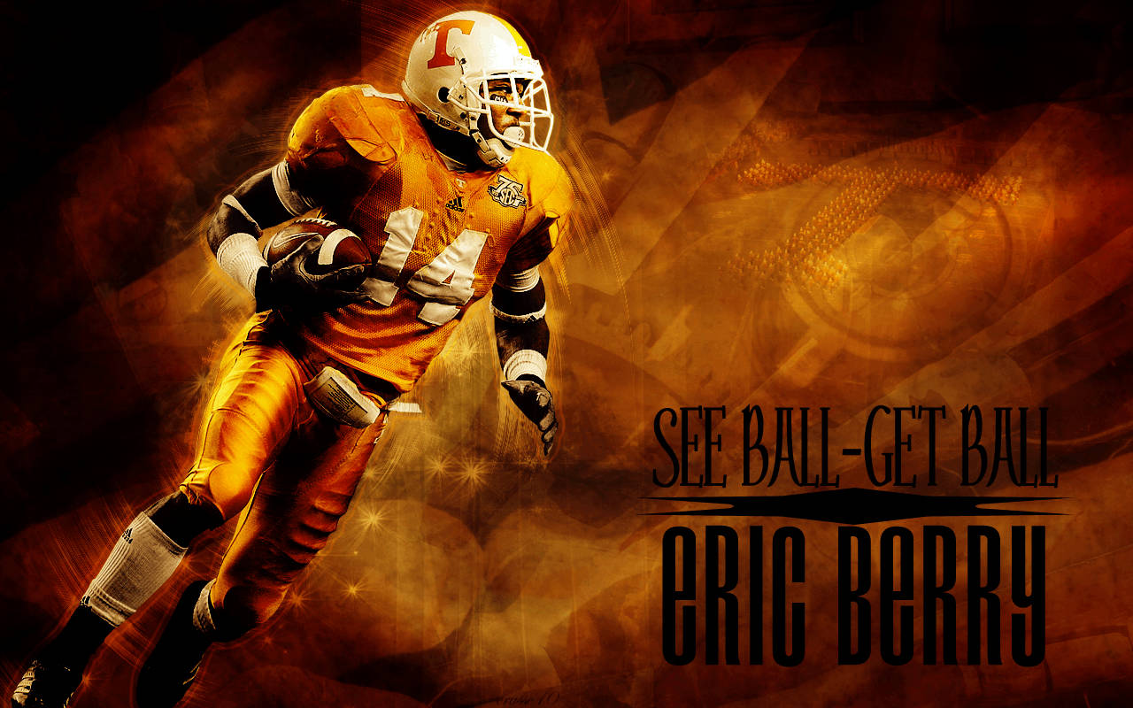 身穿橙色球衣的足球運動員 Eric Berry 帶著球奔跑。