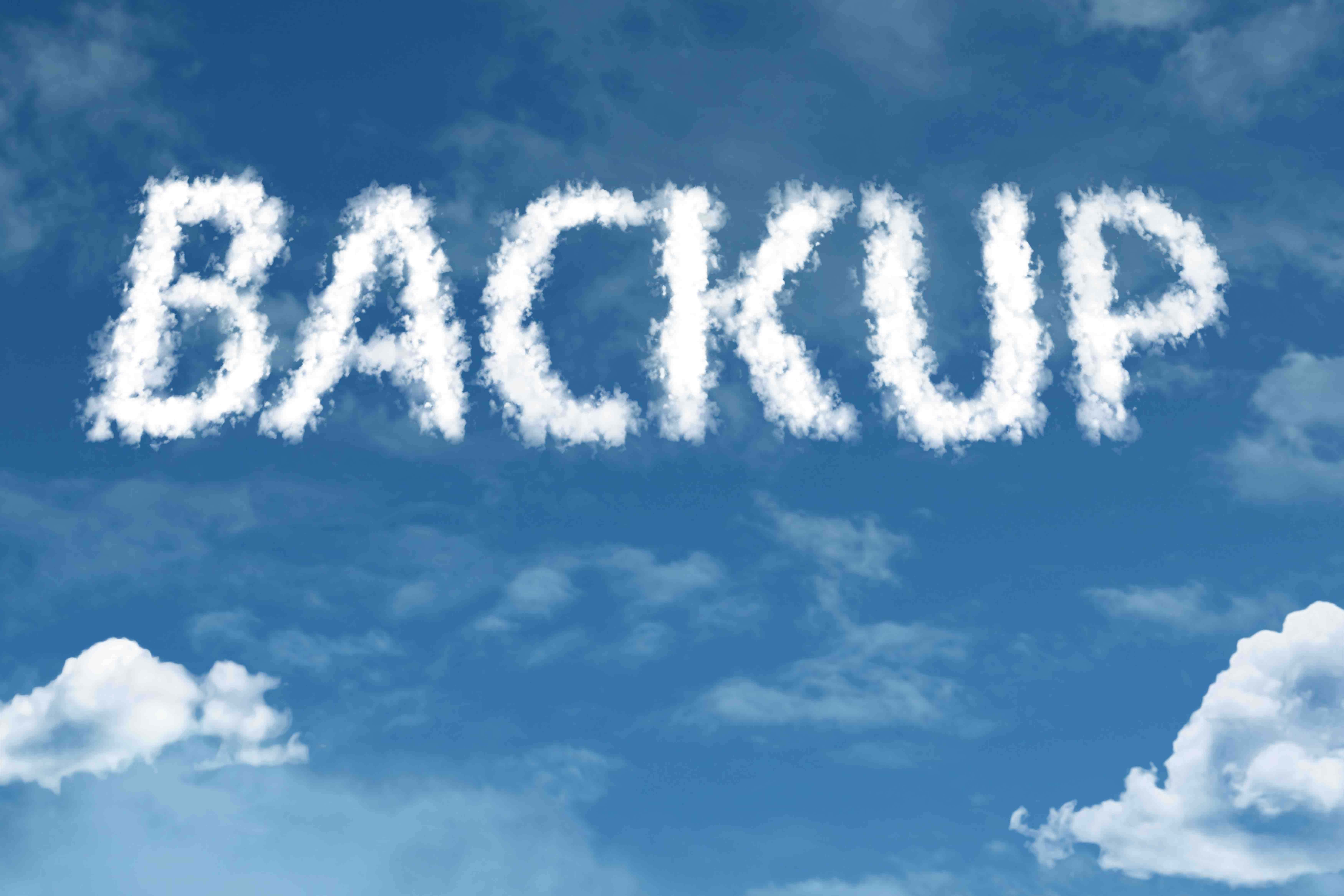 Backup 桌布 壁紙 — 由 fluffy 白色雲朵組成的單詞 backup，映襯著充滿活力的藍天，點綴著稀疏的縷縷雲彩。