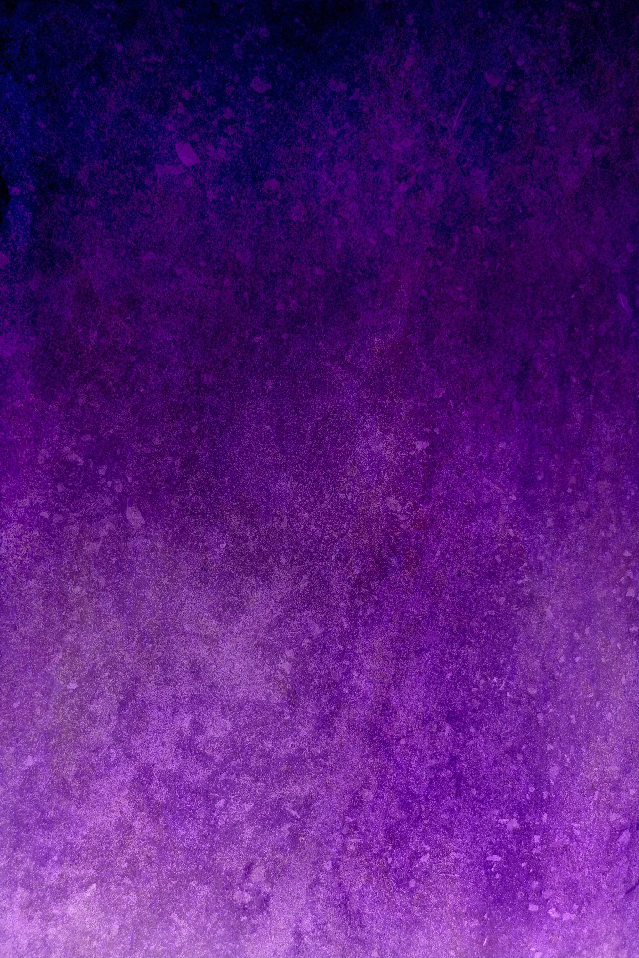 漸變動畫 桌布 壁紙 — 由深紫到淺紫的紋理漸變，帶有斑點筆觸效果，營造夢幻抽象背景。