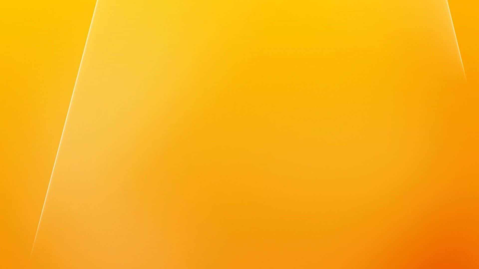 Orange And Yellow 桌布 壁紙 — 由溫暖黃色到橙色的漸變，帶有柔和的斜向光線條紋，營造出發光的抽象背景。