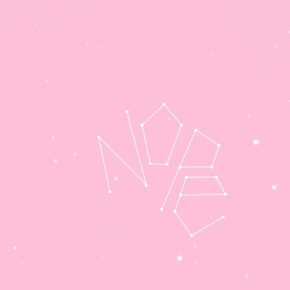 可愛糖果色調 桌布 壁紙 — 由白色星座線組成的「NOE」字樣，背景為柔和粉紅星空。
