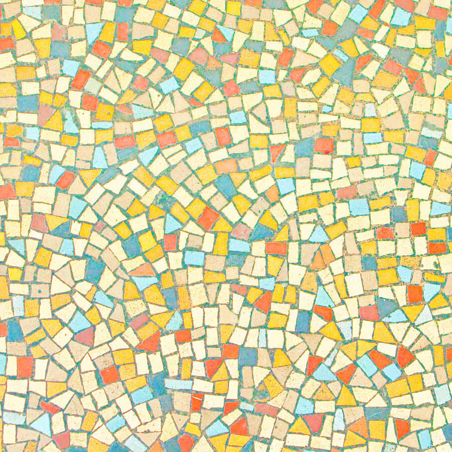 Mosaic 桌布 壁紙 — 由黃色、藍色、紅色和米色不規則形狀的瓷磚組成的充滿活力的馬賽克圖案，形成一個旋轉的抽象設計。